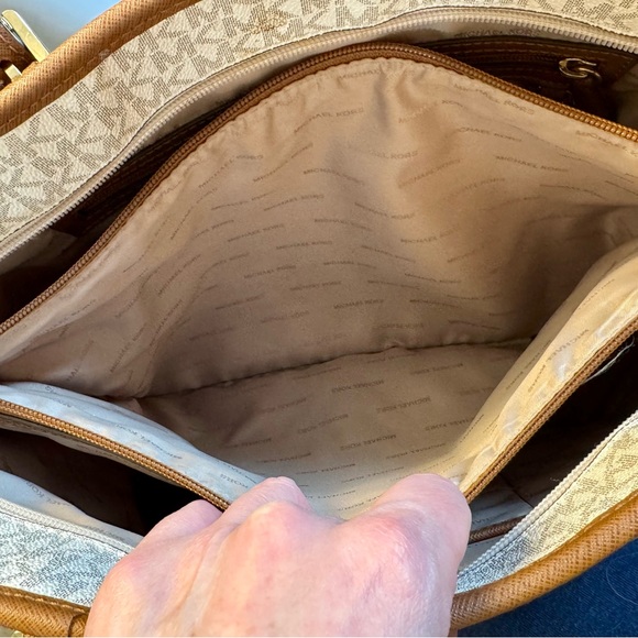 Michael Kors Cream and Tan Large Jet Set Signature Monogram Tote - Picture 9 of 11